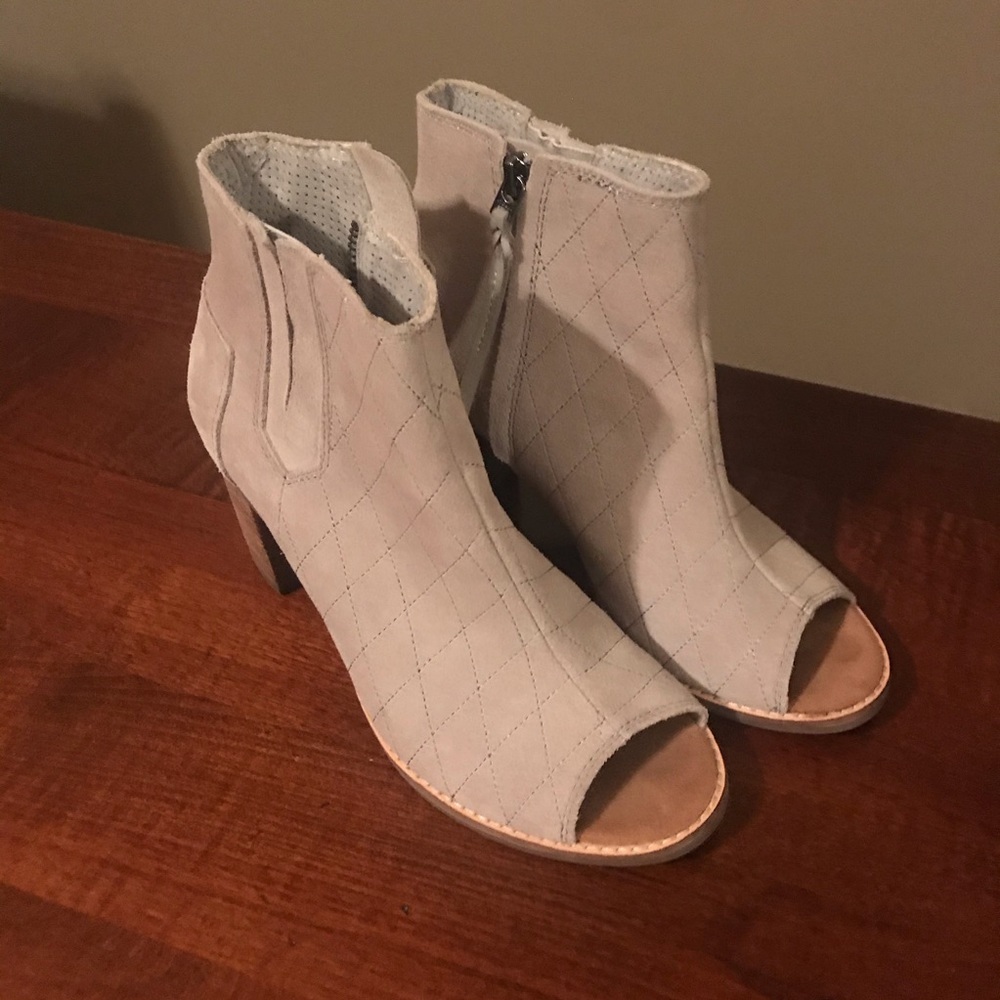 Tom’s light gray suede boots.